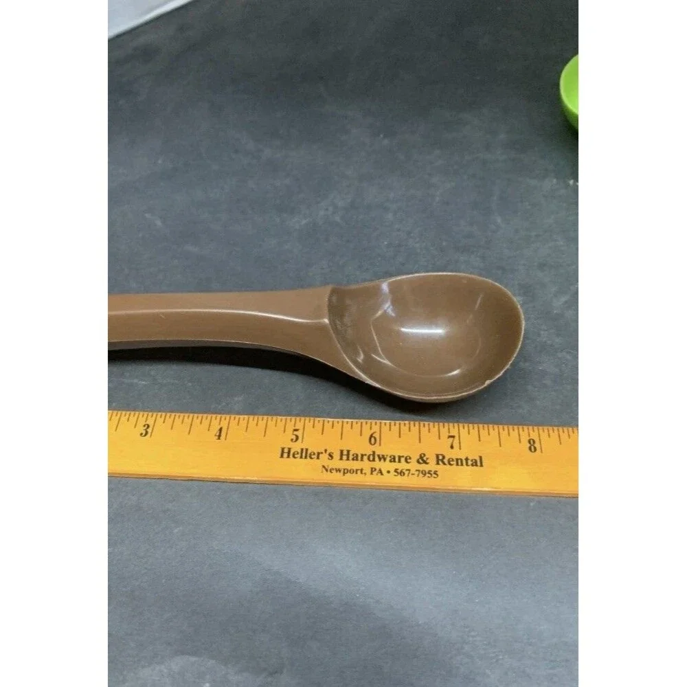 VINTAGE Rubbermaid Plastic Ice Cream Scoop
